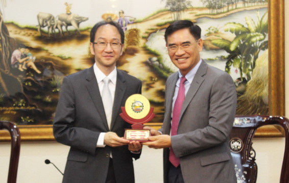 Phó chủ tịch UBND tỉnh Trần Văn Vĩnh tặng quà cho ông Chung Wen Cheng, Chủ nhiệm Văn phòng Kinh tế- văn hóa Đài Bắc tại TP.Hồ Chí Minh.