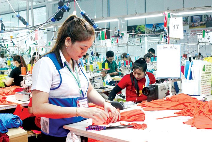 Trong quý I-2019 các chỉ số liên quan đến phát triển kinh tế ở Đồng Nai đều tăng so với cùng kỳ năm 2018. Trong ảnh: Sản xuất quần áo xuất khẩu tại Khu công nghiệp Amata (TP.Biên Hòa). Ảnh: Hương Giang