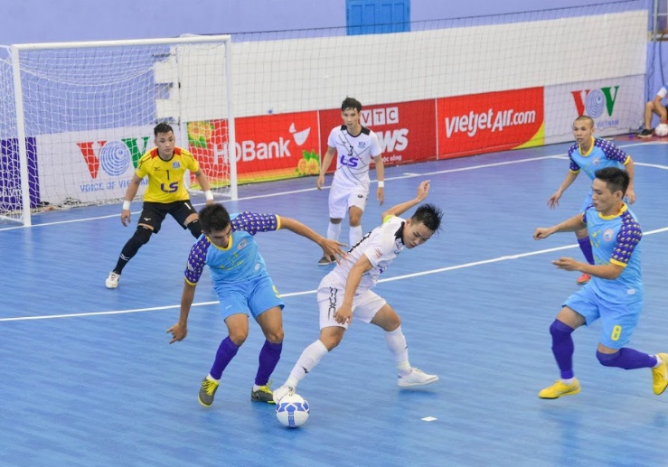 Thái Sơn Nam (xanh) thắng trận thứ hai liên tiếp để vươn lên dẫn đầu bảng xếp hạng