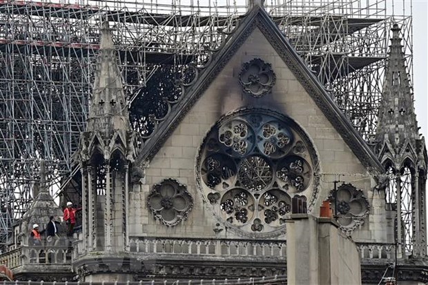 Phần mái nhà thờ Đức Bà ở Paris bị hư hỏng sau vụ cháy ngày 16-4-2019. (Ảnh: AFP/TTXVN)