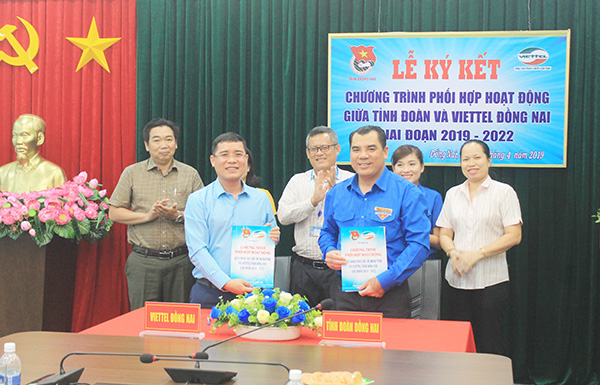 Lãnh đạo Tỉnh đoàn và Viettel Đồng Nai trao cho nhau biên bản ký kết