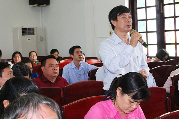 Hiệu trưởng Trường THPT Long Thành Từ Ngọc Long phát biểu ý kiến tại hội nghị