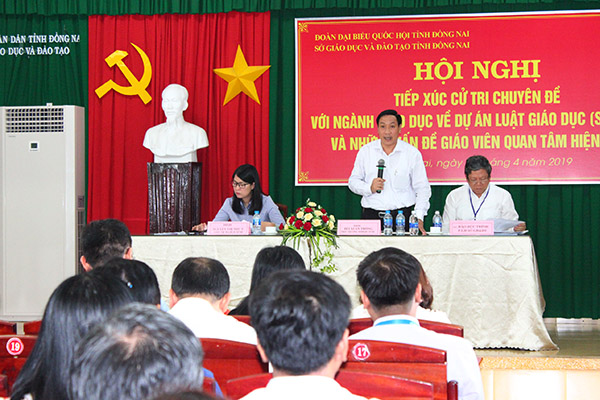 Đồng chí Bùi Xuân Thống, Phó trưởng Đoàn Đại biểu Quốc hội tỉnh tiếp thu ý kiến đóng góp của các cử tri ngành giáo dục.