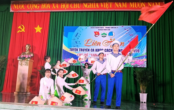 Phần thi của một đơn vị tại liên hoan Tuyên truyền ca khúc cách mạng huyện Vĩnh Cửu năm 2019