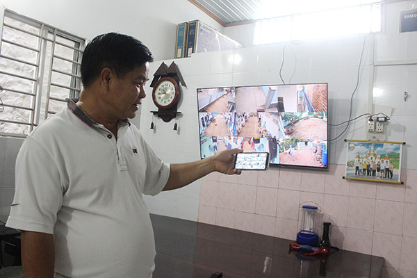 Ông Trần Văn Sắc, chủ nhà trọ ở phường Long Bình Tân (TP.Biên Hòa) theo dõi tình hình an ninh trật tự ở khu nhà trọ qua hệ thống camera an ninh