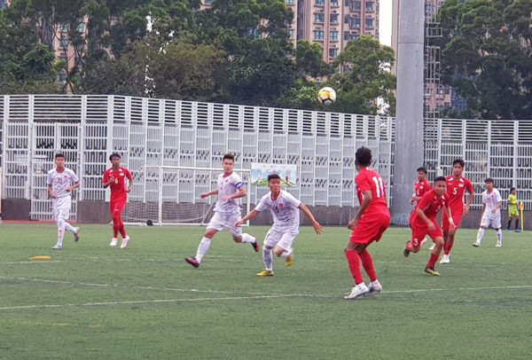 Đội U.18 Việt Nam (áo trắng) giành chiến thắng 1-0 trước U.18 Singapore