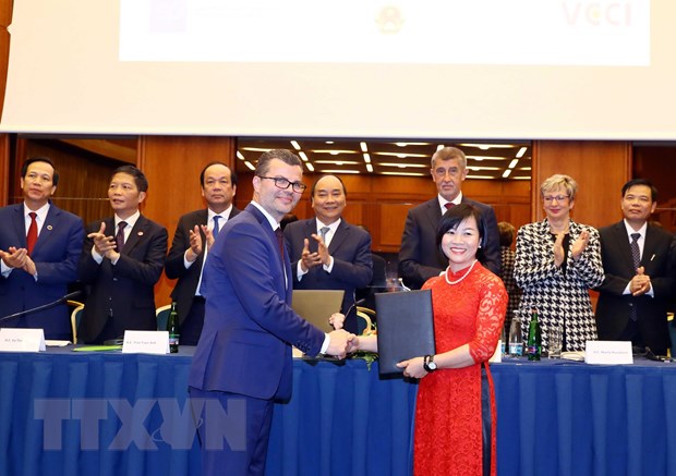  Thủ tướng Nguyễn Xuân Phúc và Thủ tướng Cộng hòa Séc Andrej Babis chứng kiến lễ ký kết hợp tác giữa doanh nghiệp hai nước. (Ảnh: Thống Nhất/TTXVN)