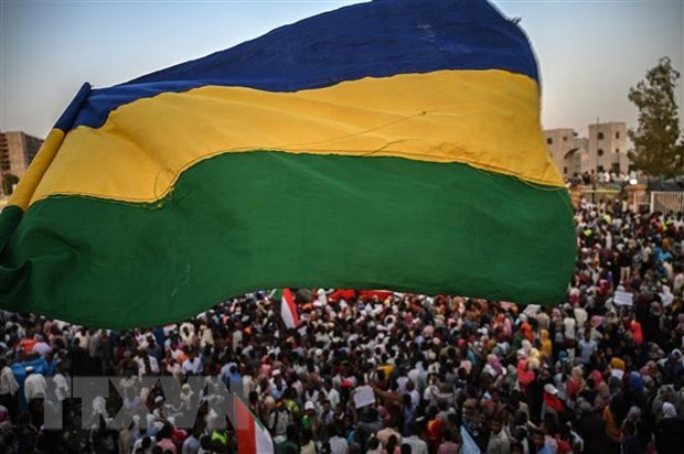 Hàng nghìn người biểu tình tập trung bên ngoài tổng hành dinh quân đội ở thủ đô Khartoum, phản đối Hội đồng quân sự chuyển tiếp điều hành đất nước. (Nguồn: AFP/TTXVN)