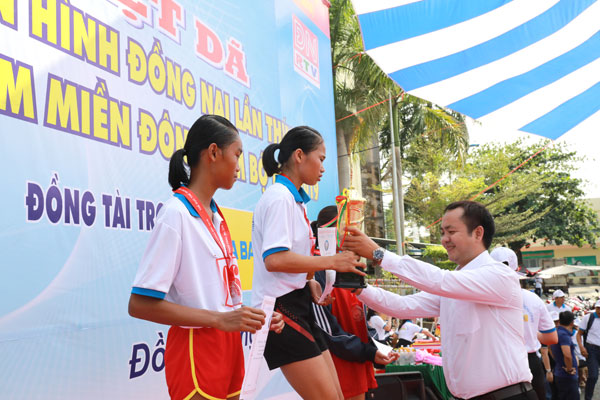 Ban tổ chức trao cúp cho VĐV Lã Thị Tuyết Hoa (Bình Phước) giành hạng nhất nội dung 4km nữ hệ mở rộng