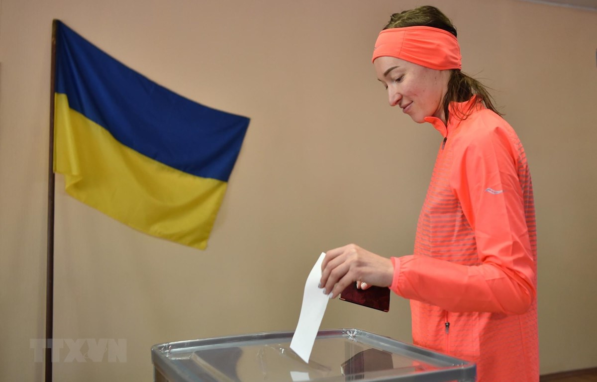 Cử tri bỏ phiếu trong cuộc bầu cử Tổng thống vòng hai tại điểm bầu cử ở Kiev, Ukraine, ngày 21-4-2019. (Ảnh: AFP/TTXVN)