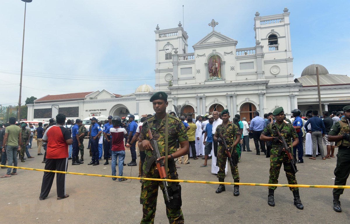 Lực lượng an ninh Sri Lanka phong tỏa hiện trường vụ nổ tại nhà thờ ở khu vực Kochchikade, Colombo, ngày 21-4-2019. (Ảnh: AFP/TTXVN)