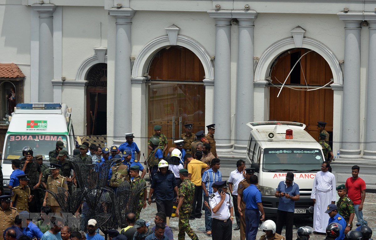 Xe cứu thương tại hiện trường vụ nổ ở nhà thờ thuộc khu vực Kochchikade, Colombo, Sri Lanka, ngày 21-4-2019. (Ảnh: AFP/TTXVN)
