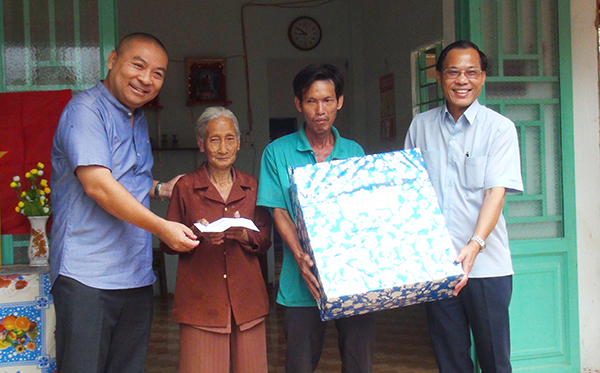 Lãnh đạo huyện Trảng Bom và Công ty Pousung Vina Việt Nam trao tặng quà và nhà đại đoàn kết cho hộ bà Giếng Phắc Mùi ở xã Thanh Bình, huyện Trảng Bom vào ngày 8-1-2019