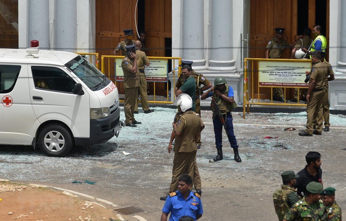 Lực lượng an ninh làm nhiệm vụ tại hiện trường vụ nổ ở nhà thờ thuộc khu vực Kochchikade, thủ đô Colombo của Sri Lanka, ngày 21-4. (Ảnh: AFP/ TTXVN)