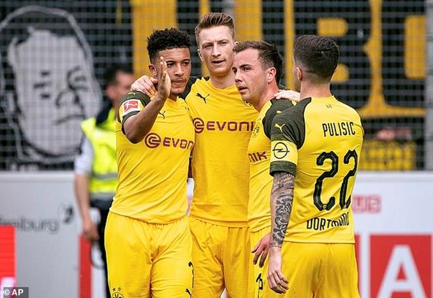 Dortmund tiếp tục bám đuổi Bayern trong cuộc đua đến ngôi vương.