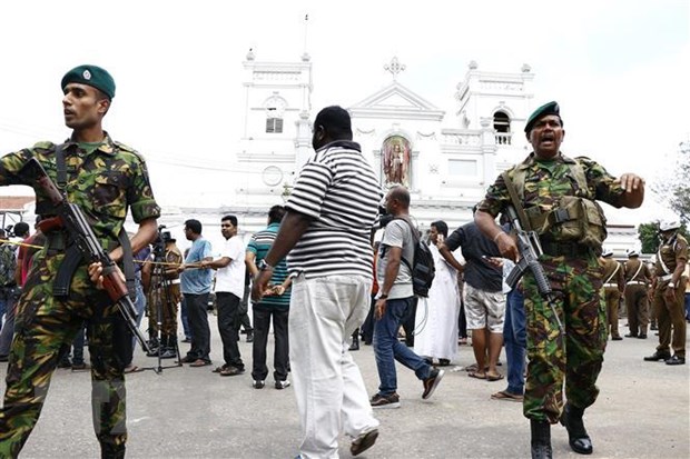 Lực lượng an ninh gác bên ngoài một nhà thờ ở Colombo, Sri Lanka, sau loạt vụ nổ ngày 21-4. (Nguồn: THX/TTXVN)