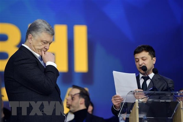 Tổng thống Ukraine đương nhiệm Petro Poroshenko (trái) và ứng viên dẫn đầu tại vòng một Volodymyr Zelensky trong buổi tranh luận trực tiếp tại Kiev ngày 19-4. (Nguồn: AFP/TTXVN)