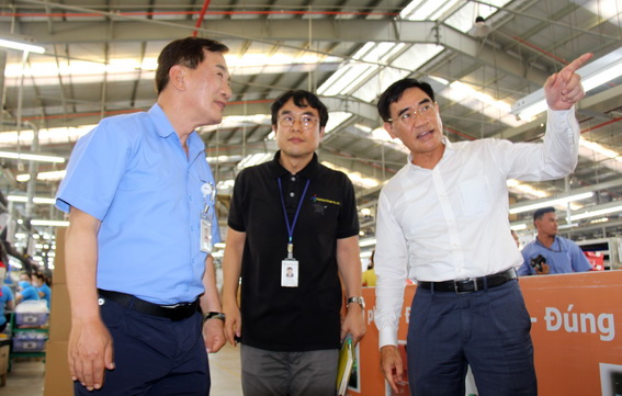Phó chủ tịch UBND tỉnh Trần Văn Vĩnh (bên phải) trao đổi cùng Tổng giám đốc Công ty TNHH Chang Shin Việt Nam