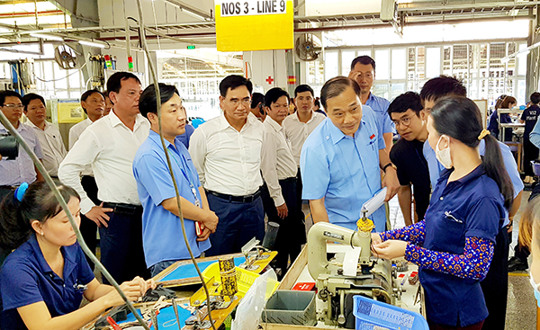 Trưởng đoàn công tác Vũ Hồng Thanh thăm hỏi công việc và đời sống của công nhân tại Nhà máy Chang Shin Long Thành