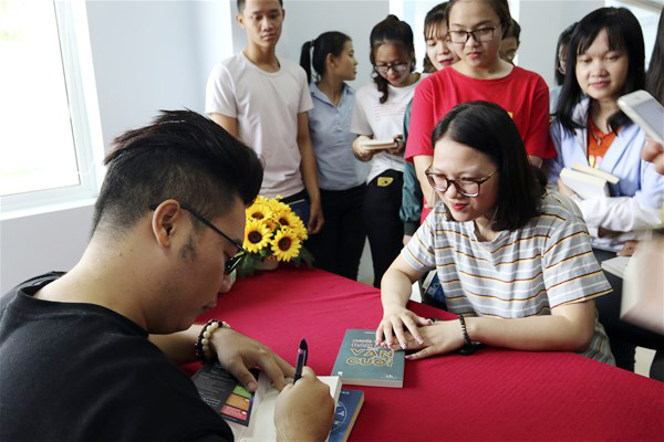 Nhà văn Hamlet Trương ký tặng sách cho sinh viên