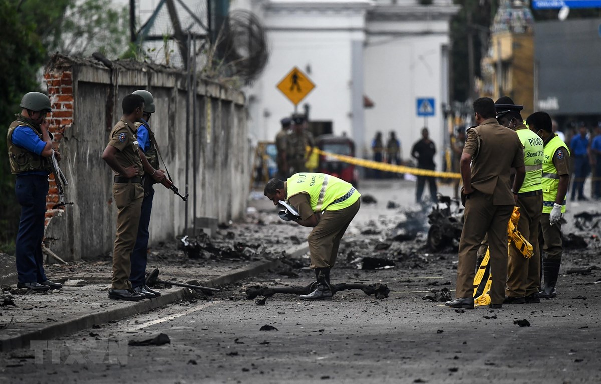 Lực lượng an ninh Sri Lanka điều tra tại hiện trường vụ nổ ở Colombo ngày 22-4-2019. (Ảnh: AFP/TTXVN)