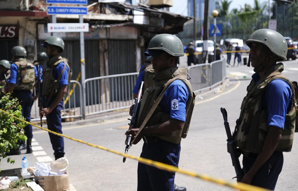 Binh sỹ Sri Lanka gác tại hiện trường một vụ nổ ở gần nhà thờ Thánh Anthony ở thủ đô Colombo, ngày 22-4-2019. (Ảnh: THX/TTXVN)