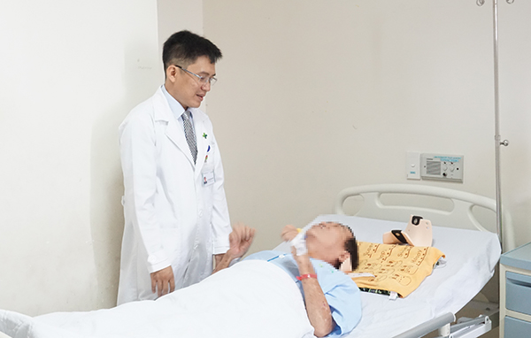 Bác sĩ Vũ Ngọc Bảo Quỳnh thăm khám cho bệnh nhân T.H.L. sau ca phẫu thuật.