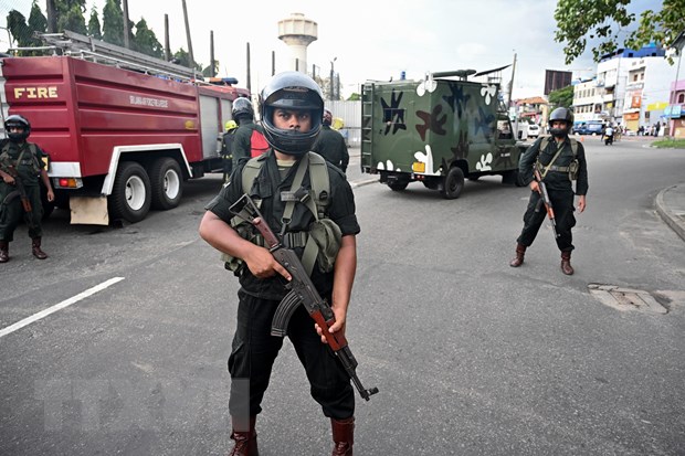 Binh sỹ gác tại khu vực gần nhà thờ St. Anthony ở thủ đô Colombo, Sri Lanka, sau loạt vụ nổ ngày 22-4-2019. (Nguồn: AFP/ TTXVN)