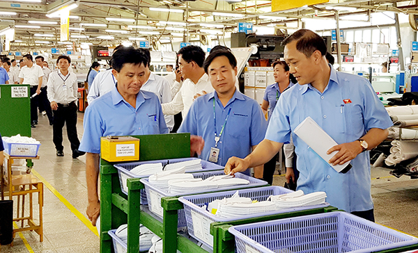 Đoàn công tác của Ủy ban Kinh tế Quốc hội thăm nhà máy sản xuất của Công ty TNHH Chang Shin Việt Nam tại Khu công nghiệp Lộc An - Bình Sơn gần khu vực xây dựng Cảng hàng không quốc tế Long Thành. Ảnh: K.Giới