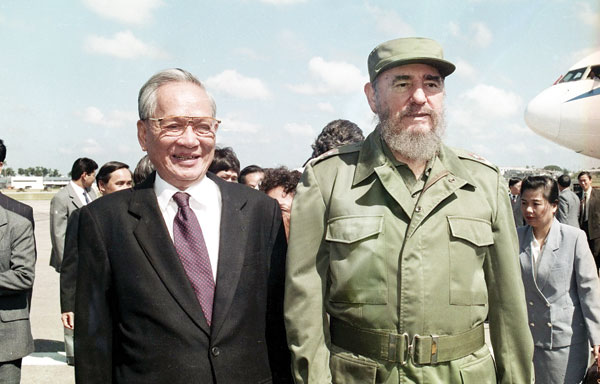 Chủ tịch Cuba Fidel Castro đón Chủ tịch nước Lê Đức Anh tại Sân bay quốc tế José Martí ở thủ đô La Habana, trong chuyến thăm hữu nghị chính thức Cuba từ ngày 12 đến 17-10-1995