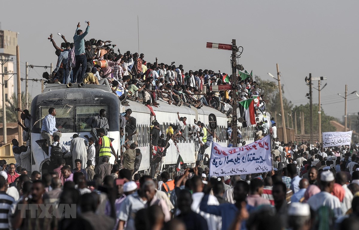 Hàng trăm người biểu tình yêu cầu về việc thành lập Chính phủ dân sự tại thủ đô Khartoum, Sudan ngày 23-4-2019. (Ảnh: AFP/TTXVN)