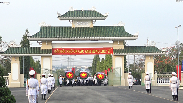  Đoàn đại biểu của tỉnh mang theo vòng hoa tiến vào Nghĩa trang liệt sĩ tỉnh.