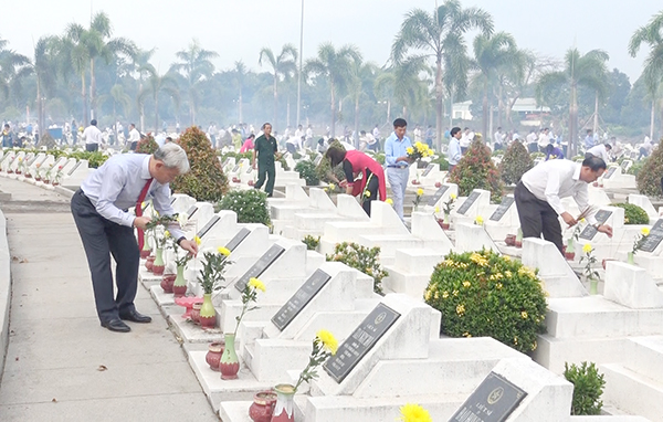 Bí thư Tỉnh ủy, Chủ tịch HĐND tỉnh Nguyễn Phú Cường thắp nén nhang thơm tại phần mộ các anh hùng liệt sĩ