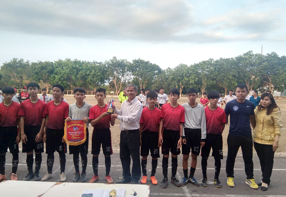 Ban tổ chức trao cúp vô địch cho đội Trường THCS Nguyễn Hiền