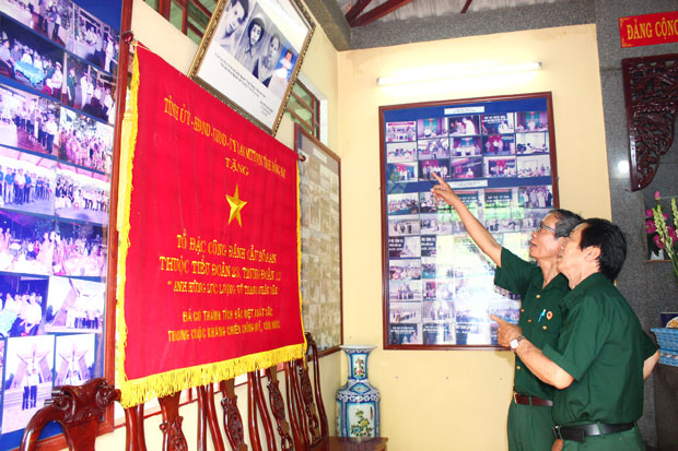 Các chiến sĩ của Trung đoàn 113 ôn lại những kỷ niệm năm xưa nhân dịp 44 năm giải phóng miền Nam thống nhất đất nước tại Nhà bia tưởng niệm liệt sĩ Đoàn Đặc công 113 (phường Tân Hoà, TP.Biên Hoà) sáng ngày 25-4-2019