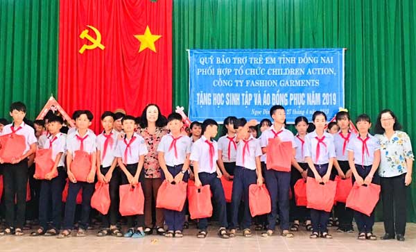 Học sinh xã Ngọc Định, huyện Định Quán được nhận quà. (ảnhHoàng Nhung)  