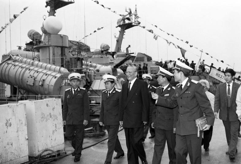 Chủ tịch nước Lê Đức Anh thăm các cán bộ, chiến sỹ Hải quân vùng 3, ngày 9-1-1996. Ảnh Cao Phong TXVN