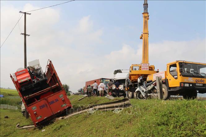 Vụ tai nạn liên hoàn xảy ra vào rạng sáng 27/4/2019, trên tuyến đường tránh thành phố Vinh (đoạn qua địa bàn xã Nghi Diên, huyện Nghi Lộc, Nghệ An), tại hiện trường 4 xe tải và container đã đâm vào nhau. Ảnh: Nguyễn Oanh - TTXVN