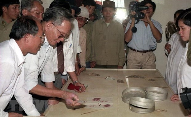 Chủ tịch nước Lê Đức Anh thăm Xí nghiệp Khai thác đá quý Quỳ Châu, tỉnh Nghệ An, ngày 27/10/1992. (Ảnh: Cao Phong/TTXVN)