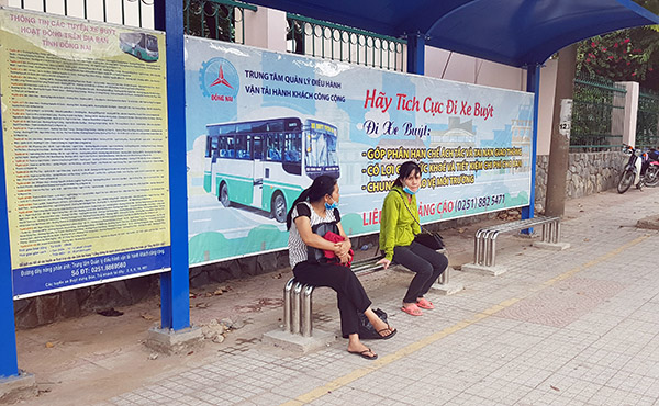 Một trạm chờ xe buýt khá thông thoáng trên đường Đồng Khởi (TP.Biên Hòa)