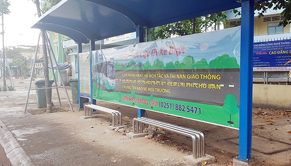 Một trạm chờ xe buýt sạch sẽ, có bố trí thùng rác gần trạm tại khu vực gần nút giao Hà Huy Giáp - Cách Mạng Tháng Tám (TP.Biên Hòa)