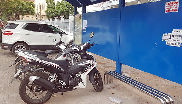 Tuy nhiên, một trạm chờ xe buýt khác lại bị lấn chiếm để đậu xe máy trên đường 30-4 (TP.Biên Hòa). (Ảnh chụp vào ngày 28-4-2019)