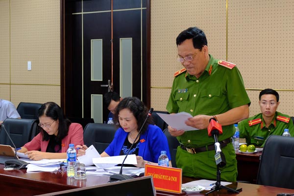 Thiếu tướng Đỗ Minh Dũng, Phó Cục trưởng Cục cảnh sát phòng cháy, chữa cháy và cứu nạn cứu hộ, thành viên đoàn giám sát đặt câu hỏi với lãnh đạo tỉnh.