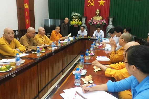 Thượng tọa Thích Huệ Khai, Phó ban thường trực Ban Trị sự Giáo hội Phật giáo tỉnh nhắc nhở một số lưu ý với các thành viên trong đoàn dự Đại lễ Vesak Liên hiệp quốc 2019