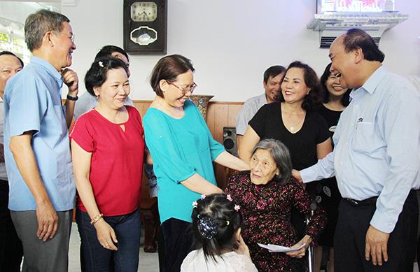 Thủ tướng Nguyễn Xuân Phúc thăm hỏi gia đình mẹ liệt sĩ Nguyễn Thị Thu (phường Quyết Thắng, TP.Biên Hòa).