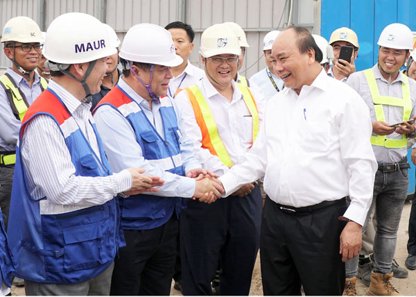 Thủ tướng Nguyễn Xuân Phúc thăm cán bộ, công nhân viên công trường tuyến đường sắt đô thị số 1 (Bến Thành - Suối Tiên) Ảnh: THẾ VINH