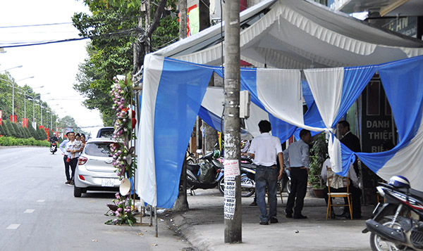 Một rạp đám cưới trên đường Đồng Khởi (đoạn qua phường Tân Tiến, TP.Biên Hòa) lấn cả xuống lòng đường