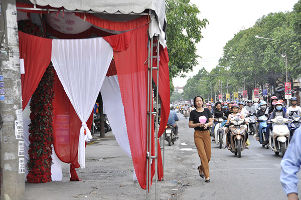 Vỉa hè, lề đường được tận dụng làm rạp khiến người dân phải đi bộ xuống lòng đường trên đường Nguyễn Ái Quốc đoạn qua phường Tân Biên (TP.Biên Hòa)