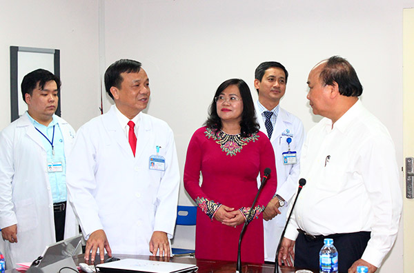 Giám đốc Bệnh viện đa khoa Đồng Nai báo cáo tình hình hoạt động của bệnh viện với Thủ tướng Nguyễn Xuân Phúc