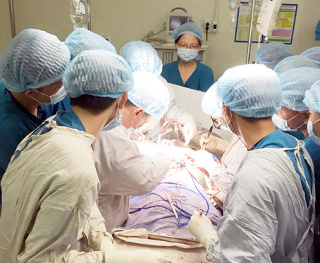 Ê-kíp phẫu thuật của Bệnh viện đa khoa Thống Nhất và Bệnh viện đại học y dược TP.Hồ Chí Minh tiến hành phẫu thuật cắt bỏ khối u gan cho bệnh nhân N.V.N. Ảnh: BV